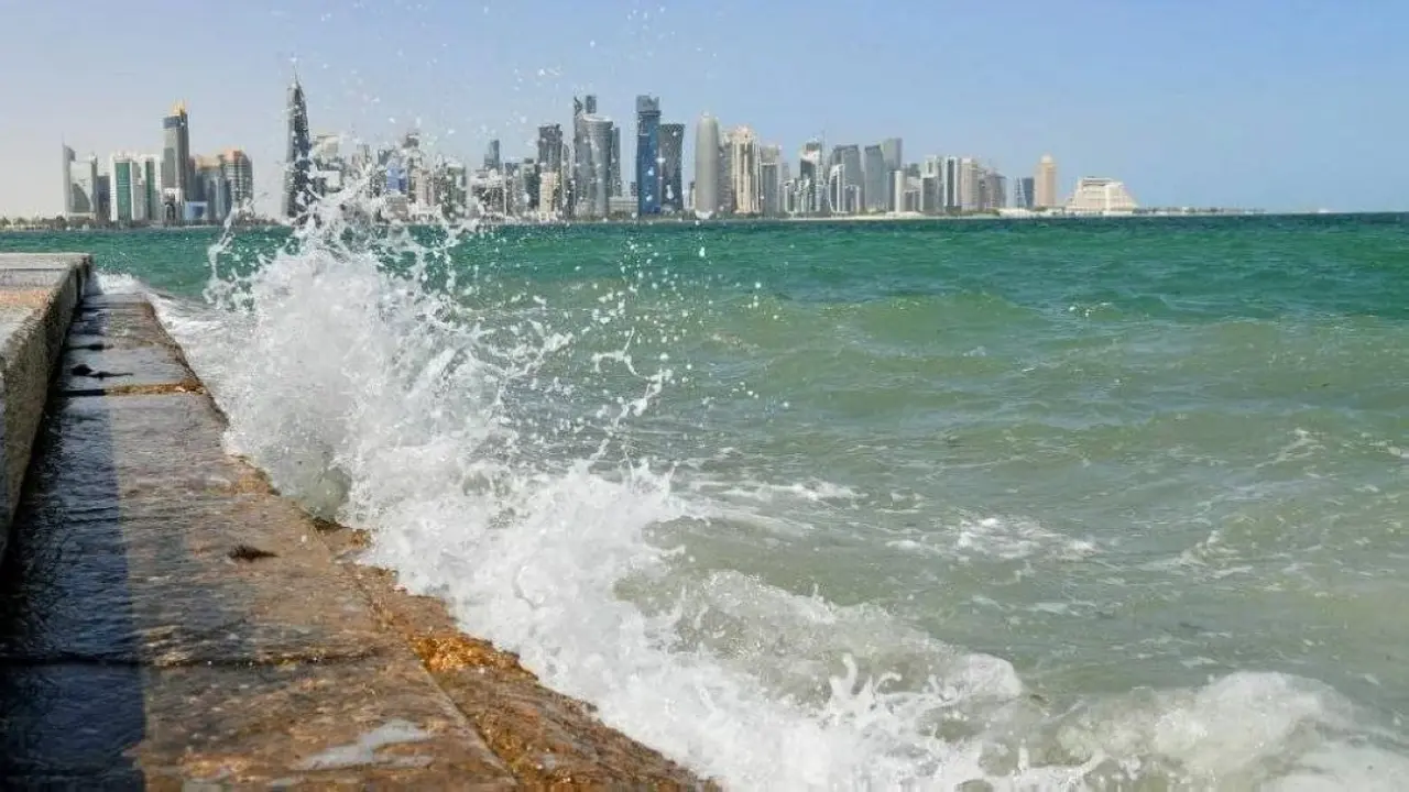 الأرصاد الجوية تحذر من تأثير رياح قوية وأمواج عالية على السواحل